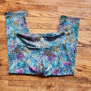 Onzie Multi Color Cheetah Animal Print Capri Leggings S/M Yoga Gym Activewear